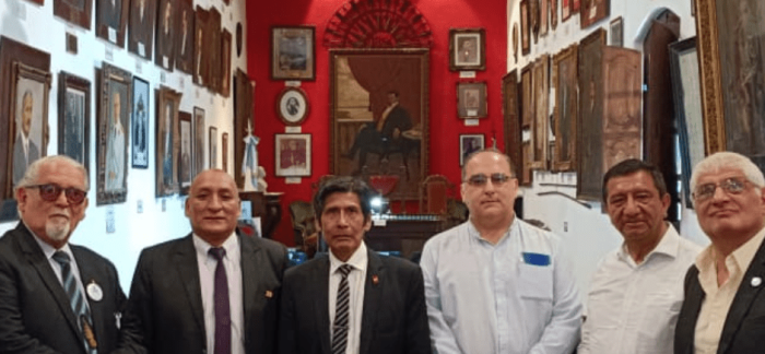 Una delegación del Perú visitó el Museo Histórico