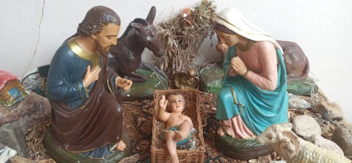 Elisa Martínez Restaura imágenes antiguas del Pesebre de la Flia. González Azcoaga