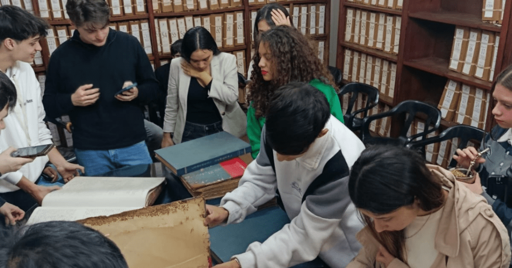 J&oacute;venes en el Archivo General de la Provincia