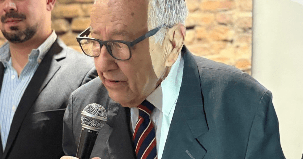 Dr. Leon Horacio Gutnistky en presentaci&oacute;n documental Astilleros