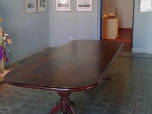 En una de las salas, se encuentra esta hermosa mesa que se utiliza para talleres o reuniones.